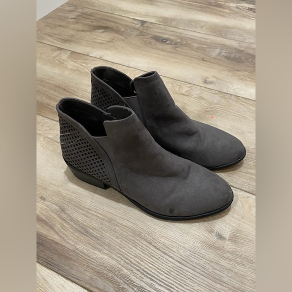 NWOT MIA grey ankle boot with small flaw - Picture 3 of 8